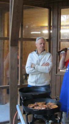 Bernd beaufsichtigt das Grillteam